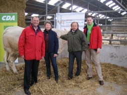 Staatssecretaris Henk Bleker, 2e van rechts, op het bedrijf van de heer Ko van Twillert.