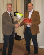 Winnaar Henk Tessemaker (rechts) ontvangt van voorzitter Ed Neerincx de Blonde Award 2011.