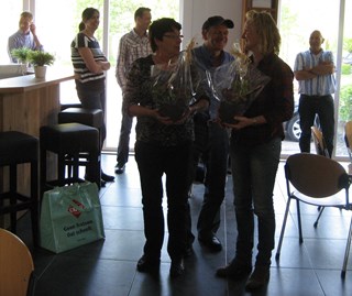 Corrie Oosterom (l) en Mirjam Story ontvangen een dankwoord van Ebo Drewes.