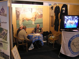 Henk Tessemaker in gesprek met bezoekers in de Blondestand