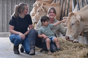 Michelle en Chantal vinden het belangrijk dat hun kinderen dicht bij de dieren kunnen opgroeien